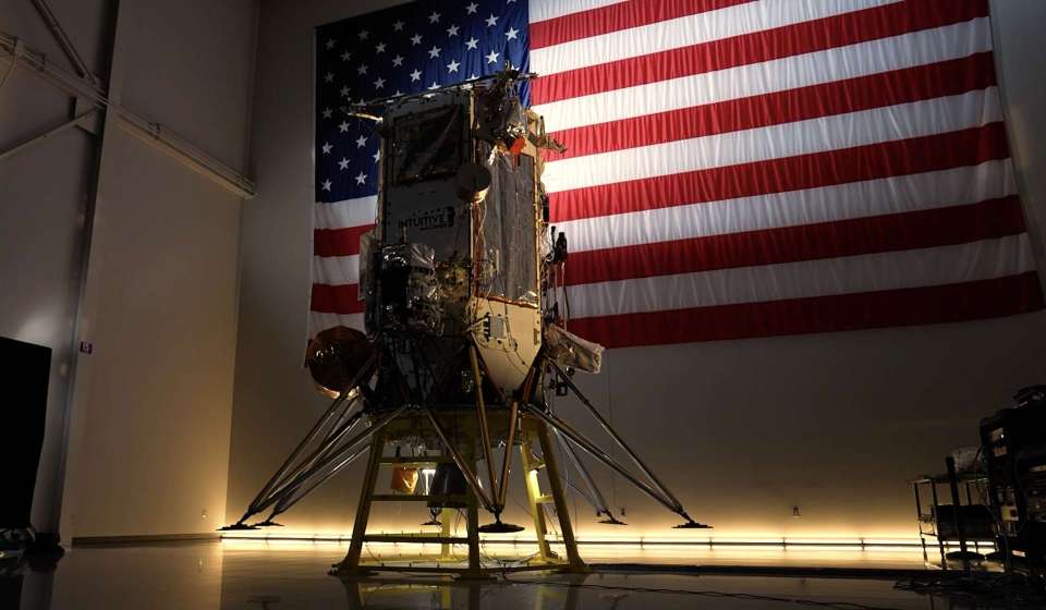 SpaceX Falcon 9 carries data centre to the Moon