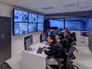 Equinix stock near $825 as analysts split on targets and hedge funds boost holdings