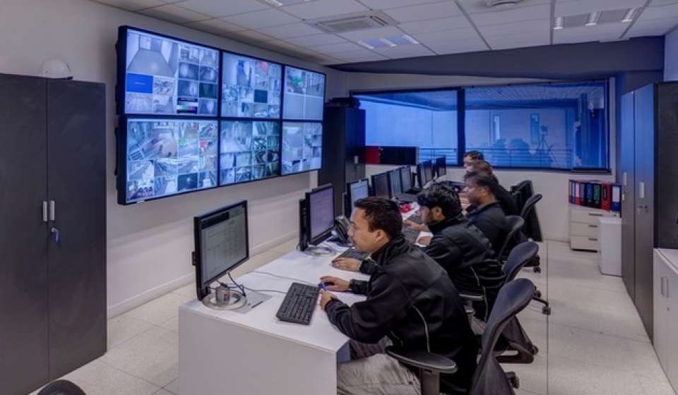 Equinix stock near $825 as analysts split on targets and hedge funds boost holdings