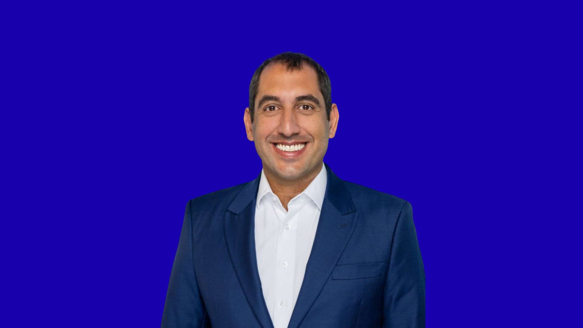 Rafael Bomeny in blue background