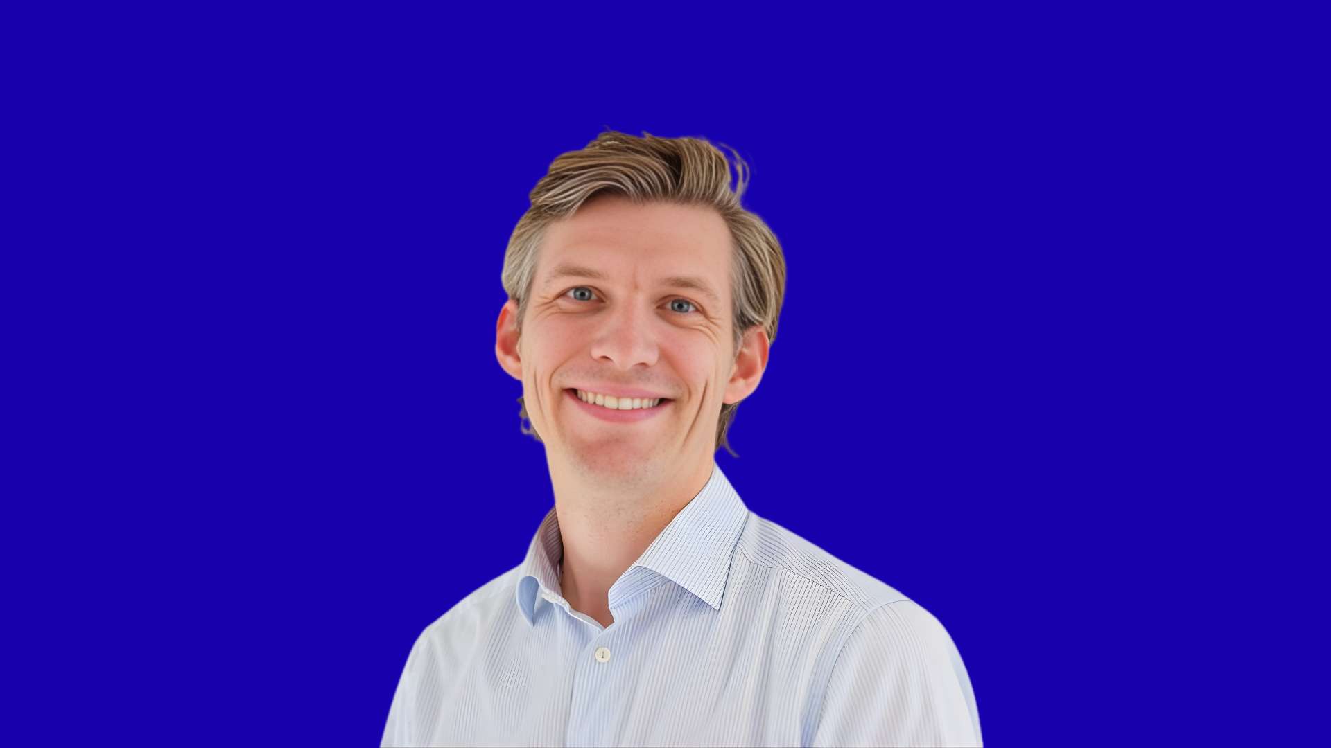 Sverre Lind Thornes in blue background